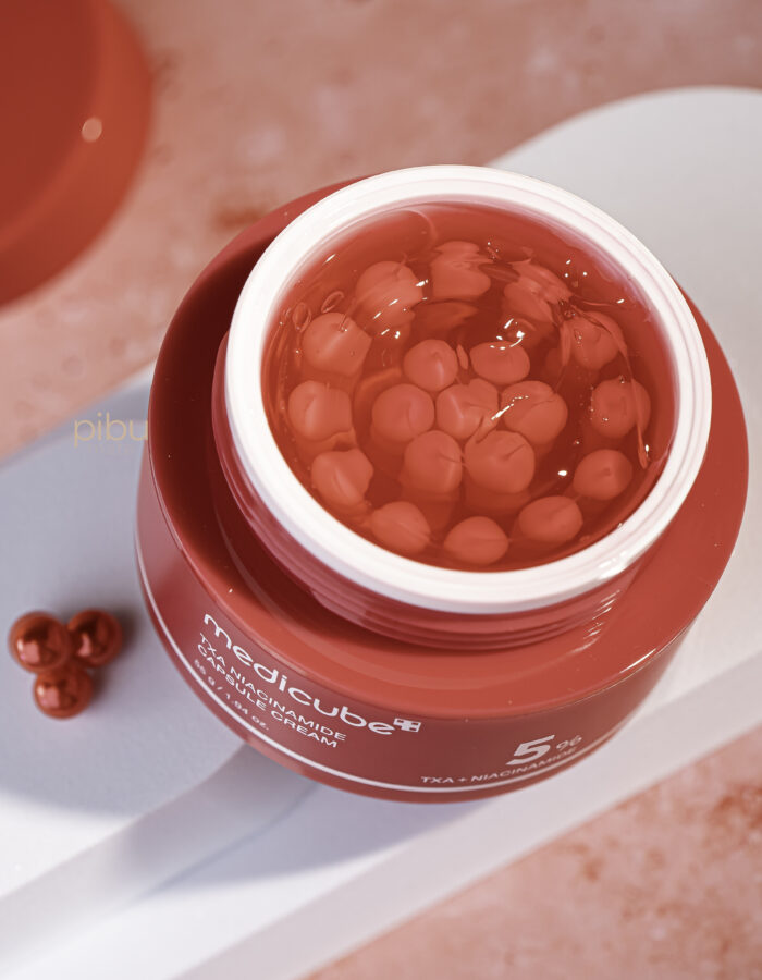 Medicube Niacinamide Capsule Cream Open jar with close up of collagen capsules insided jelly textured moisturizer